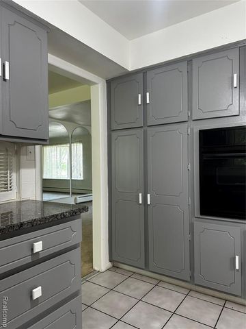 7421 Heather Heath, West Bloomfield, MI 48322