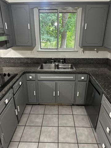 7421 Heather Heath, West Bloomfield, MI 48322