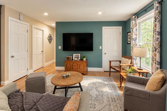 11 Beach Drive, Kingston, NH 03848
