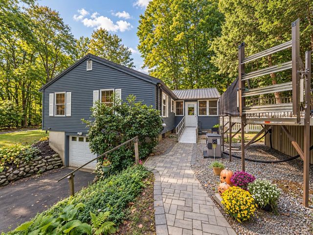 11 Beach Drive, Kingston, NH 03848
