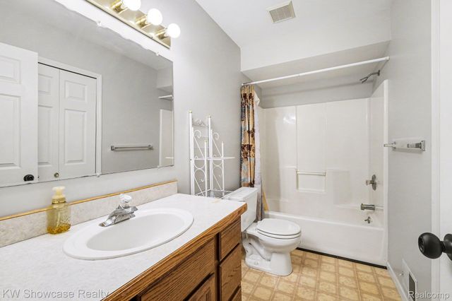 959 E Maple Street, Holly Township, MI 48442