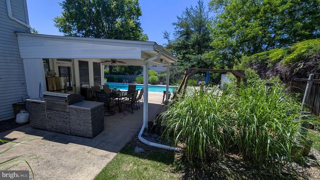 9 WOLFPACK RD, Hamilton, NJ 08619