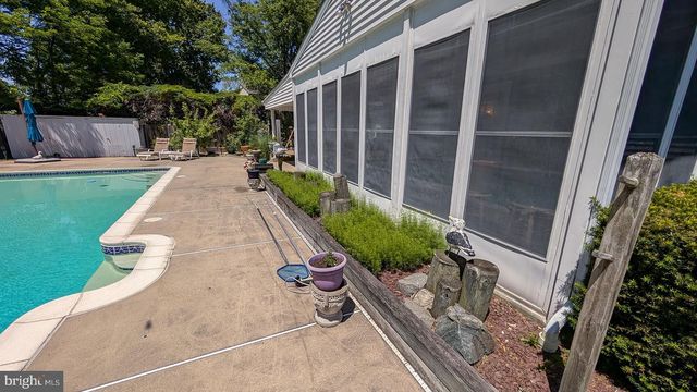 9 WOLFPACK RD, Hamilton, NJ 08619