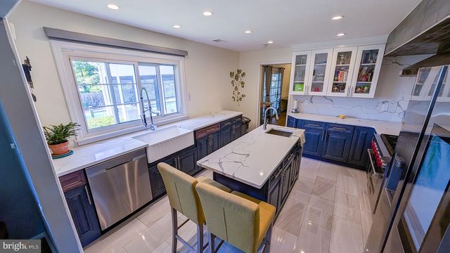 9 WOLFPACK RD, Hamilton, NJ 08619