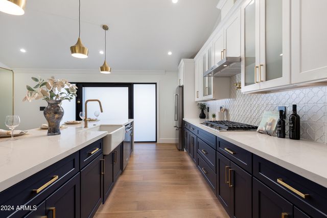 8701 E HIGHLAND Avenue, Scottsdale, AZ 85251