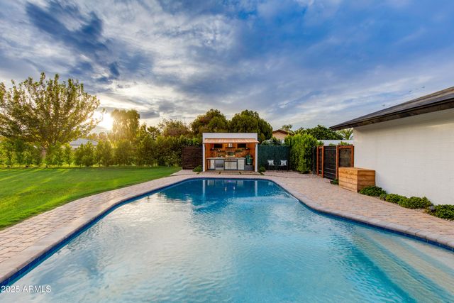 8701 E HIGHLAND Avenue, Scottsdale, AZ 85251