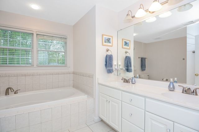 17 Stable Way, Medway, MA 02053
