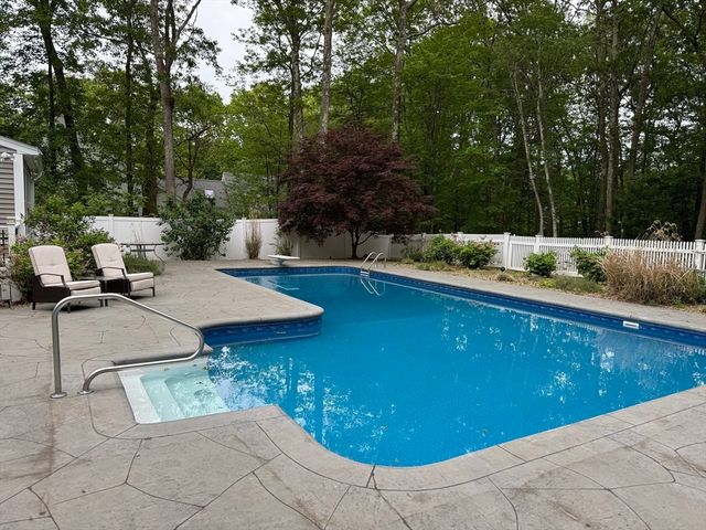 17 Stable Way, Medway, MA 02053