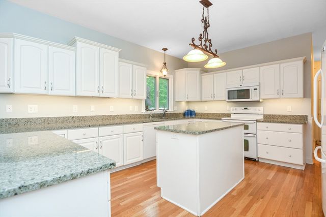 17 Stable Way, Medway, MA 02053
