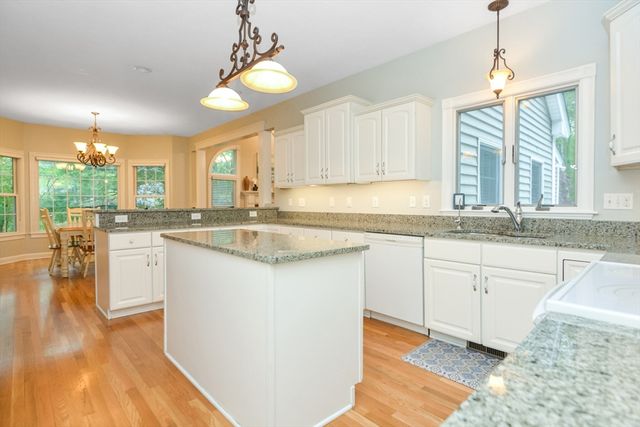 17 Stable Way, Medway, MA 02053