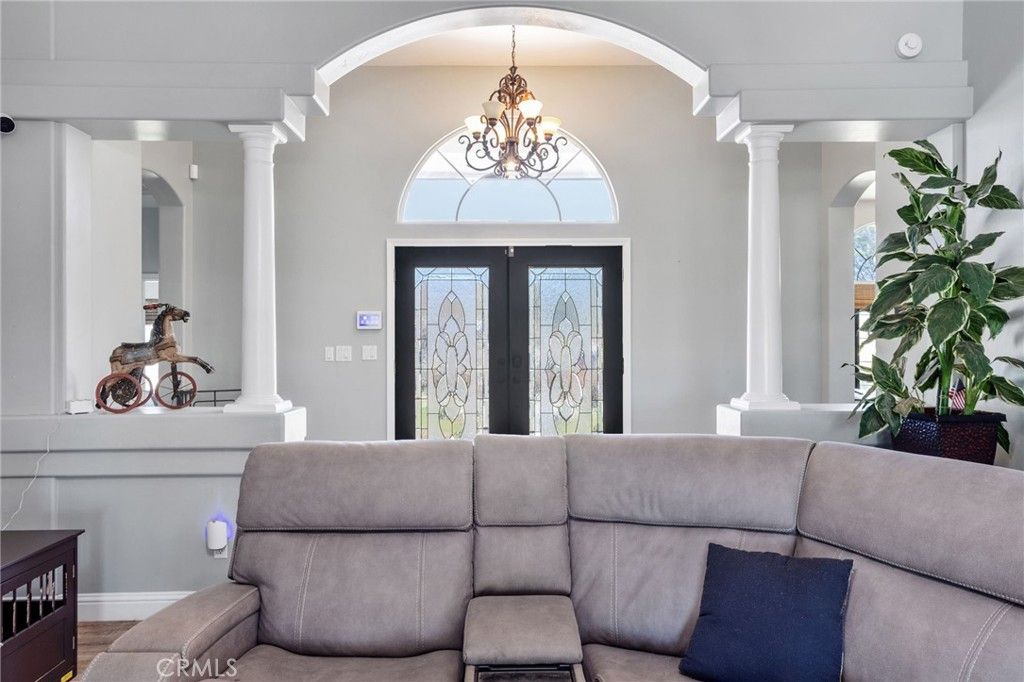 Image 3 of property listing at 6728 Susan Street, Bakersfield, CA 93308