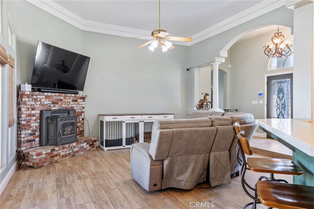 Image 5 of property listing at 6728 Susan Street, Bakersfield, CA 93308