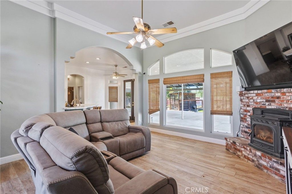 Image 7 of property listing at 6728 Susan Street, Bakersfield, CA 93308