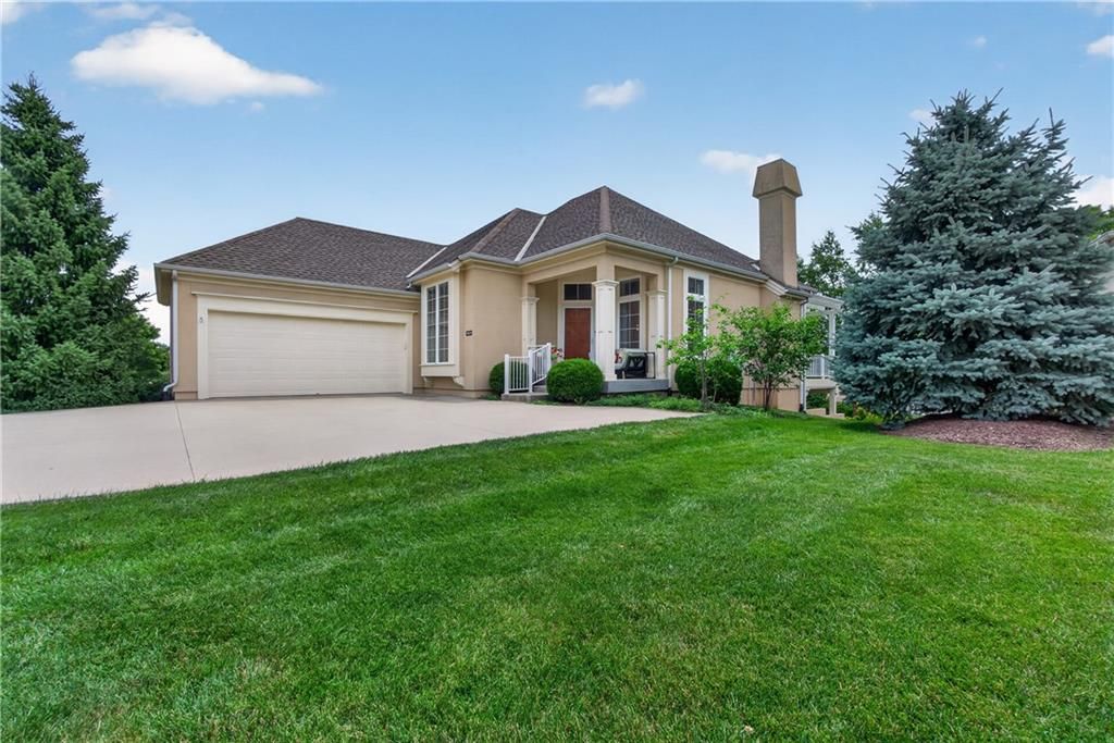 11644 S Carriage Road, Olathe, KS 66062