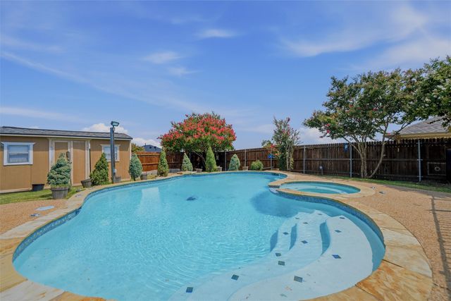 405 Deauville Drive, Fort Worth, TX 76108