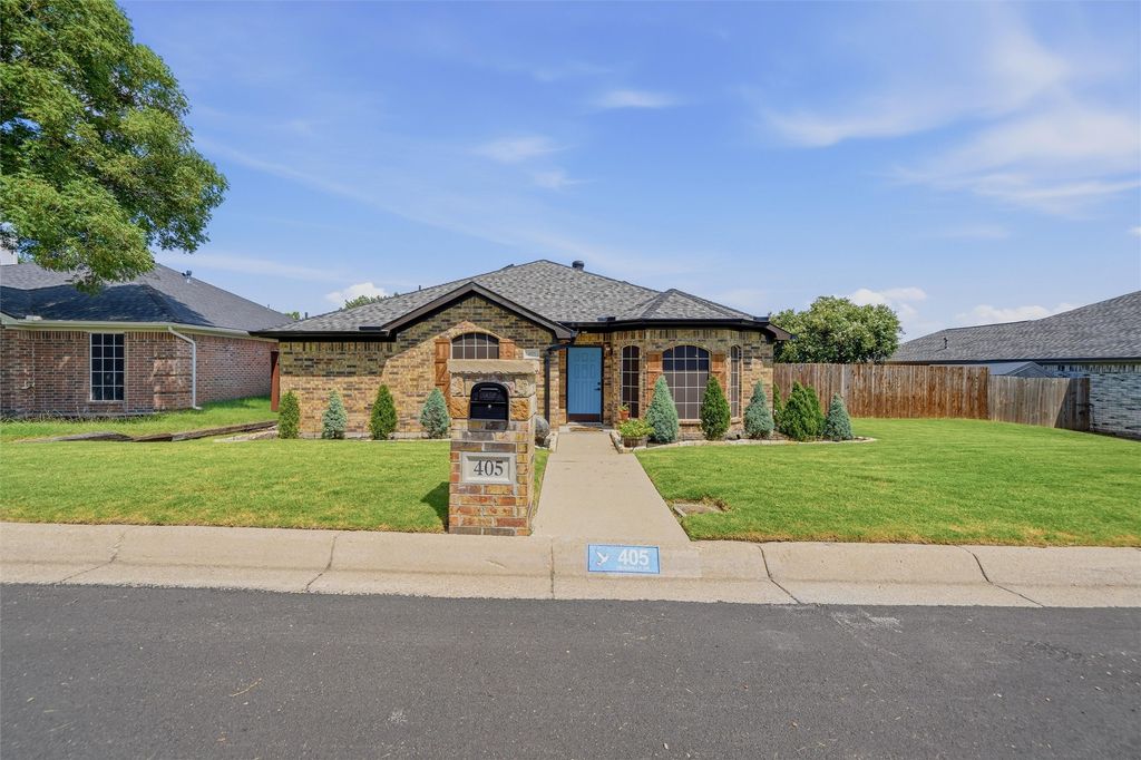 405 Deauville Drive, Fort Worth, TX 76108