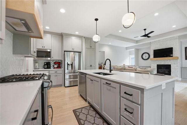 812 Foxglove Lane, Kearney, MO 64060
