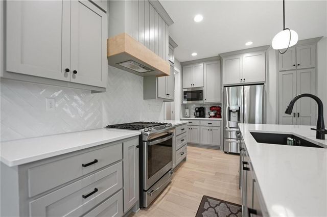 812 Foxglove Lane, Kearney, MO 64060