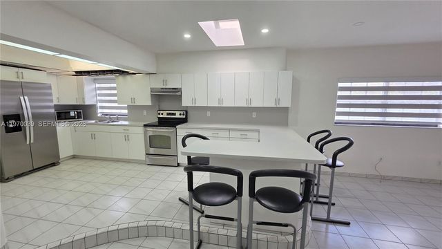 3041 NW 16th St, Miami, FL 33125