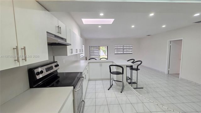 3041 NW 16th St, Miami, FL 33125