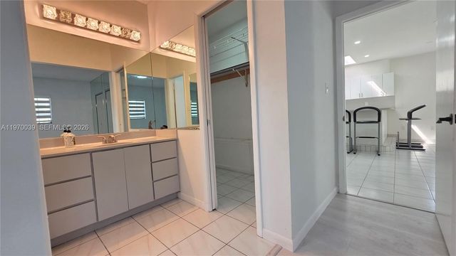 3041 NW 16th St, Miami, FL 33125