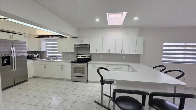 3041 NW 16th St, Miami, FL 33125