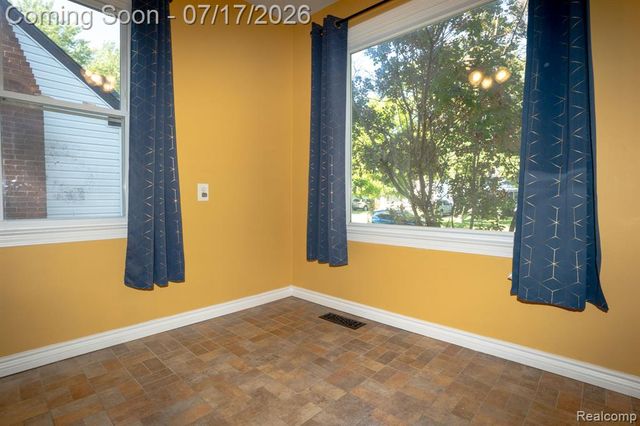 18641 Sumner, Redford, MI 48240