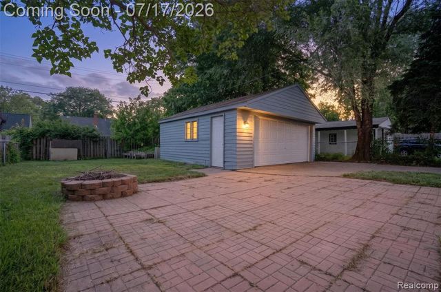 18641 Sumner, Redford, MI 48240
