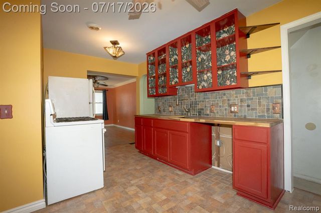 18641 Sumner, Redford, MI 48240