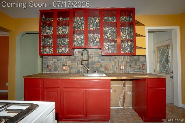 18641 Sumner, Redford, MI 48240