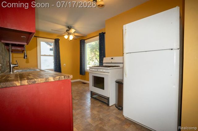 18641 Sumner, Redford, MI 48240
