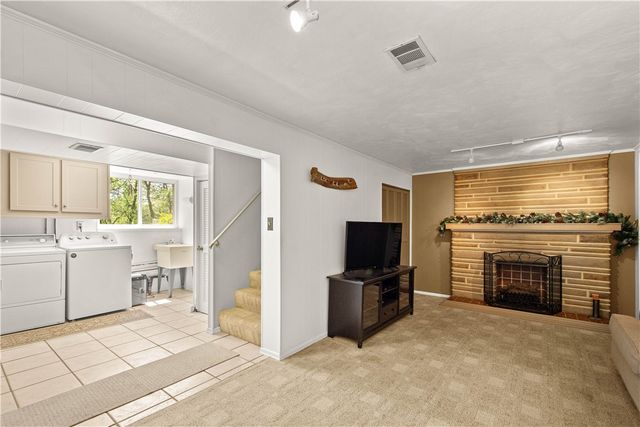 448 Saratoga Dr, Pleasant Hills, PA 15236