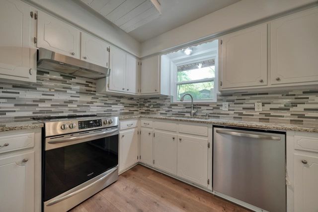 210 Canyon Dr, Hideaway, TX 75771