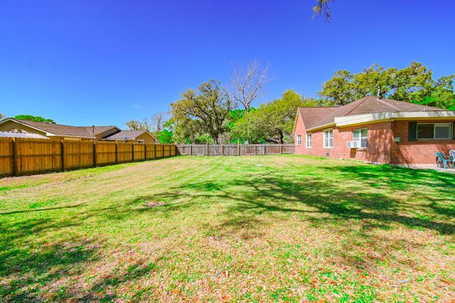 2801 Avenue I, Bay City, TX 77414