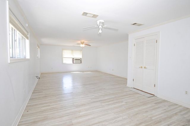 2801 Avenue I, Bay City, TX 77414