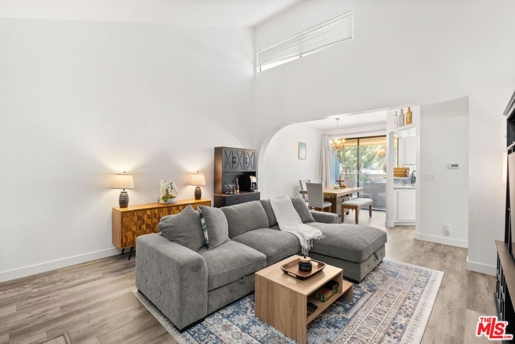 7211 Cozycroft Avenue 50, Winnetka, CA 91306