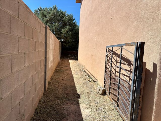 6487 Calle Kryshanna, Santa Fe, NM 87507
