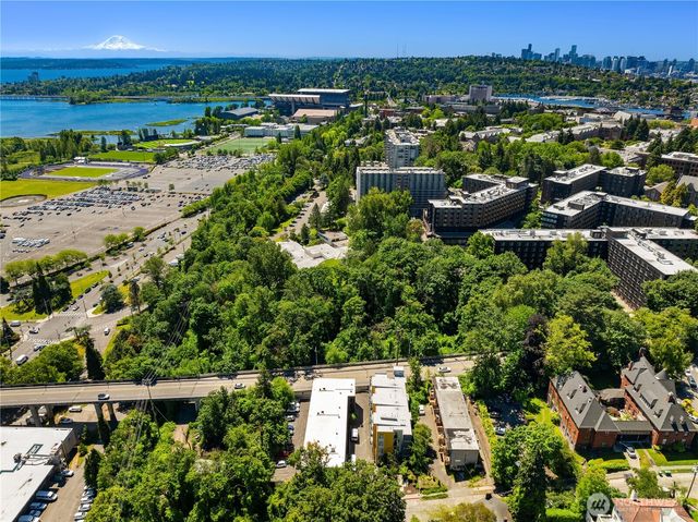 2233 NE 46th Street, Seattle, WA 98105