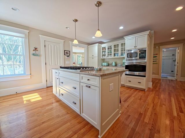 552 Main St, Barnstable, MA 02635