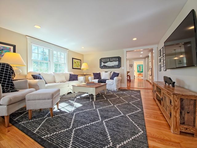 552 Main St, Barnstable, MA 02635