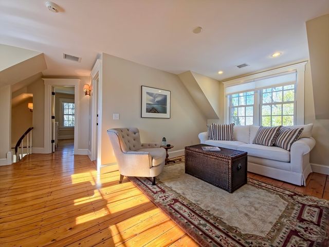 552 Main St, Barnstable, MA 02635