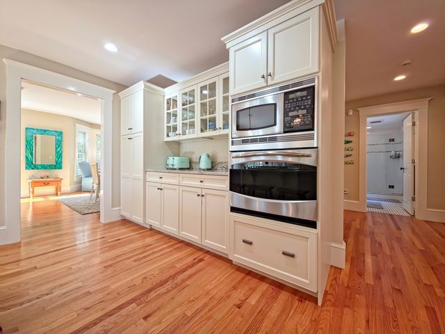 552 Main St, Barnstable, MA 02635
