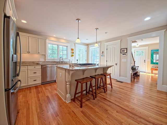 552 Main St, Barnstable, MA 02635