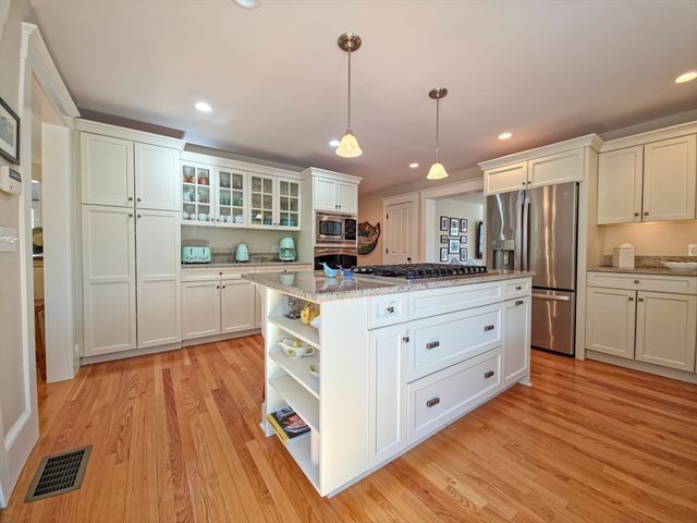 552 Main St, Barnstable, MA 02635