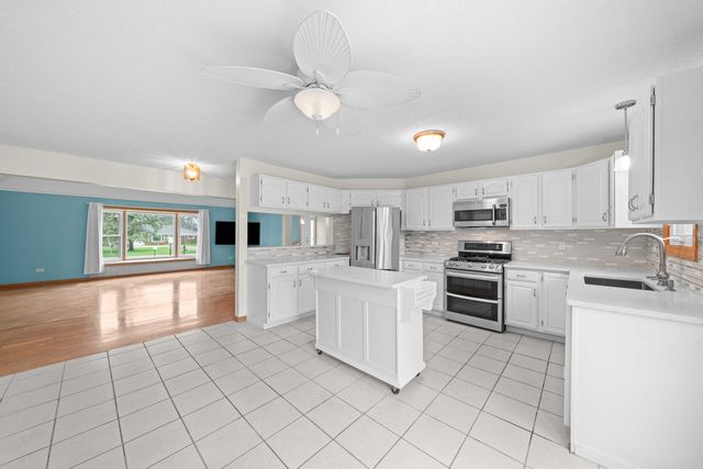 537 Erma Drive, Lake Holiday, IL 60552