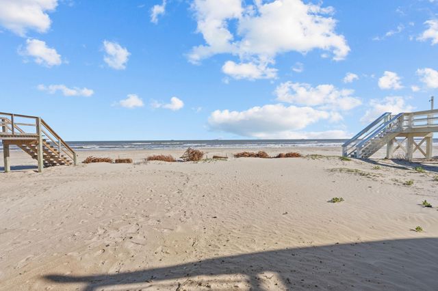 103 W Palm Street, Surfside Beach, TX 77541