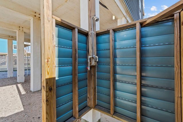 103 W Palm Street, Surfside Beach, TX 77541