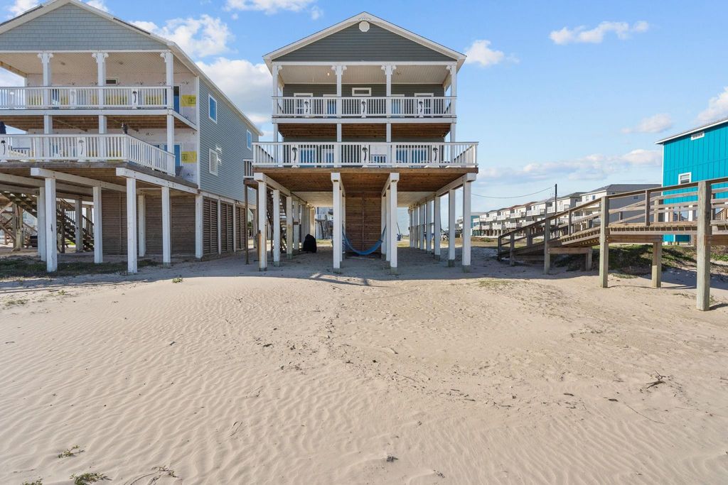 103 W Palm Street, Surfside Beach, TX 77541