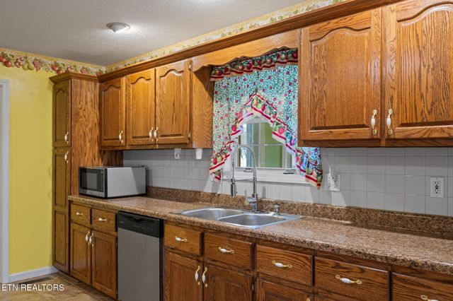 178 Sycamore Drive, Jacksboro, TN 37757