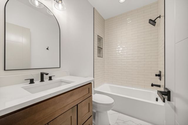 265 NW Copperleaf Court, Waukee, IA 50263